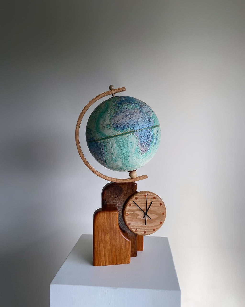 Mantel clock Globe stand - Victor & Wills by Victor & Wills