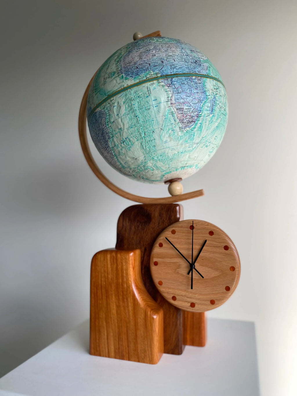Mantel clock Globe stand - Victor & Wills by Victor & Wills