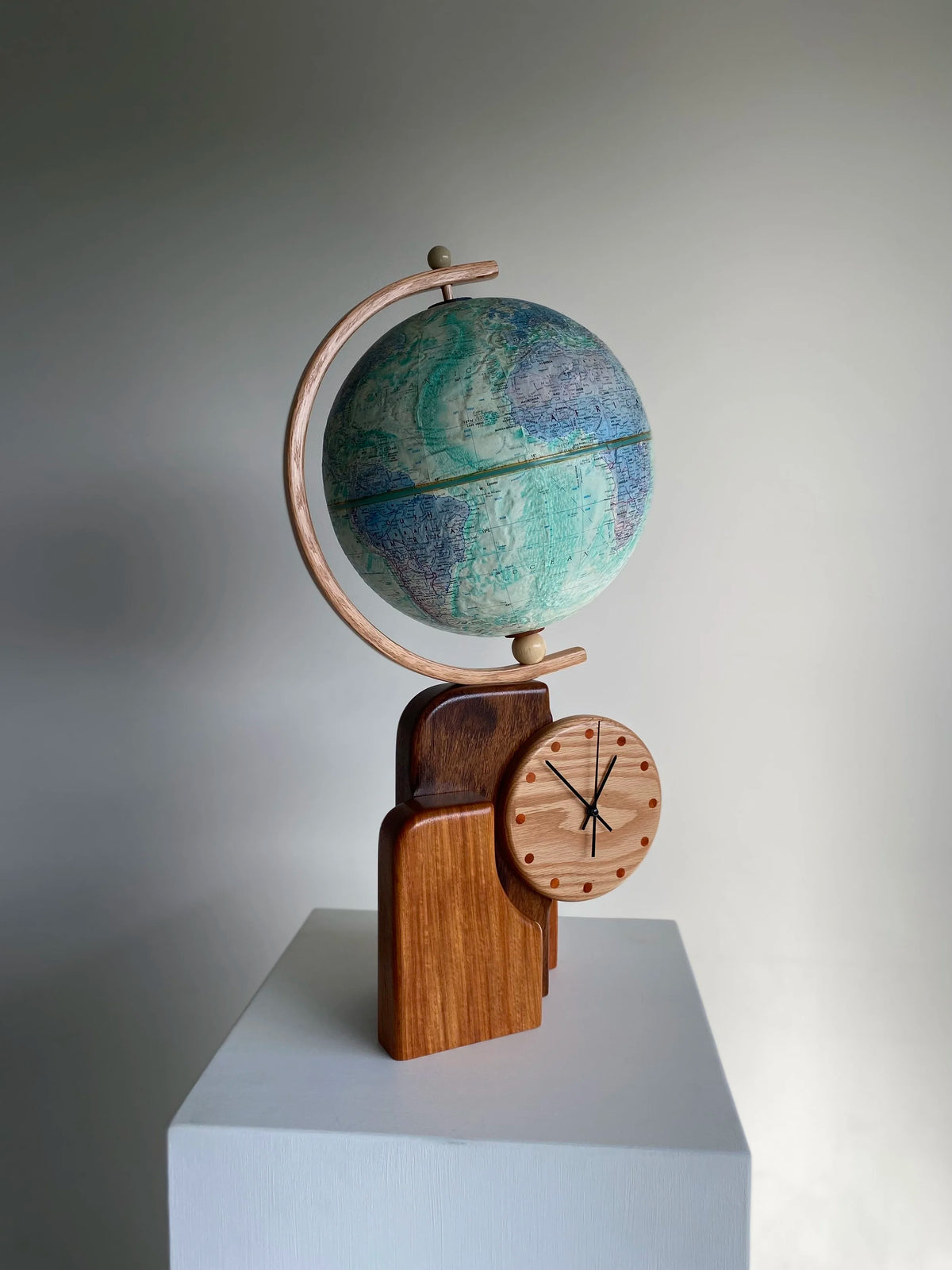 Mantel clock Globe stand - Victor & Wills by Victor & Wills